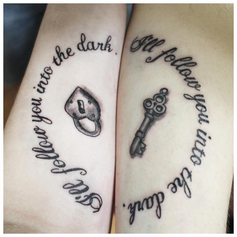 Tatuaż z podwójnym napisem