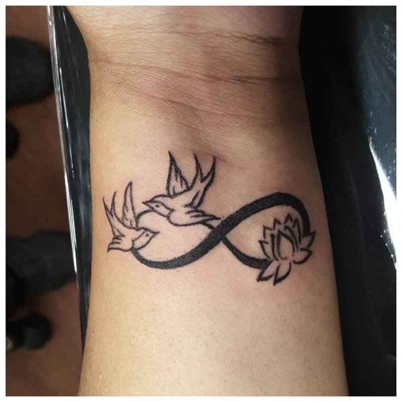 Tatuaj pentru fata pe încheietura mâinii