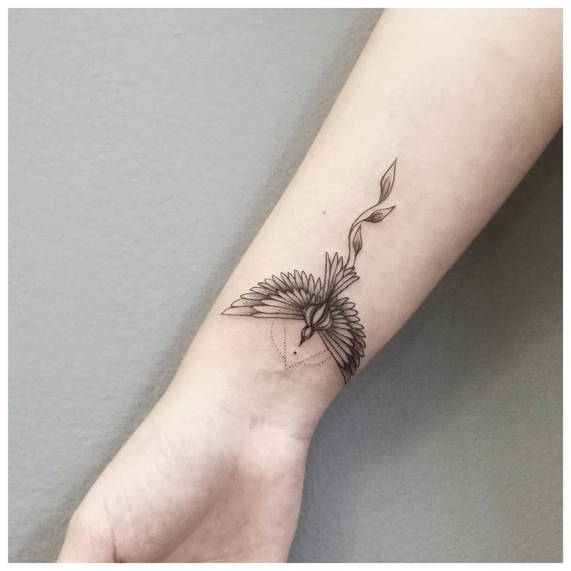 Dierlijke tatoeage op de arm van een meisje