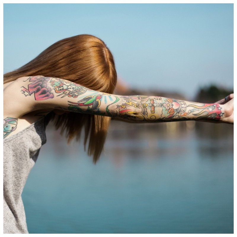 Skånsom tatovering på armen for en jente