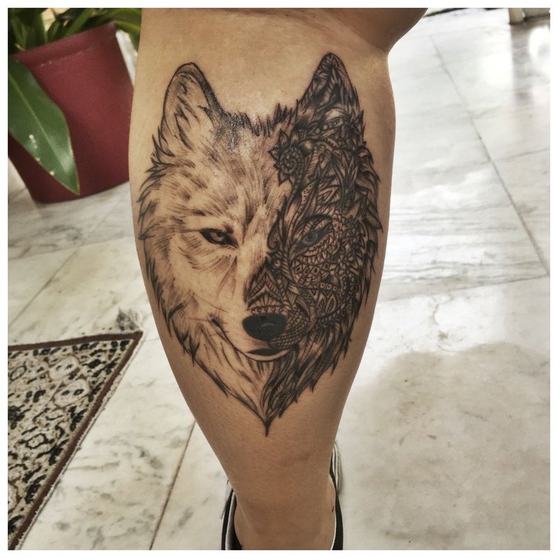 Gyönyörű farkas tetoválás a borjú egy ember