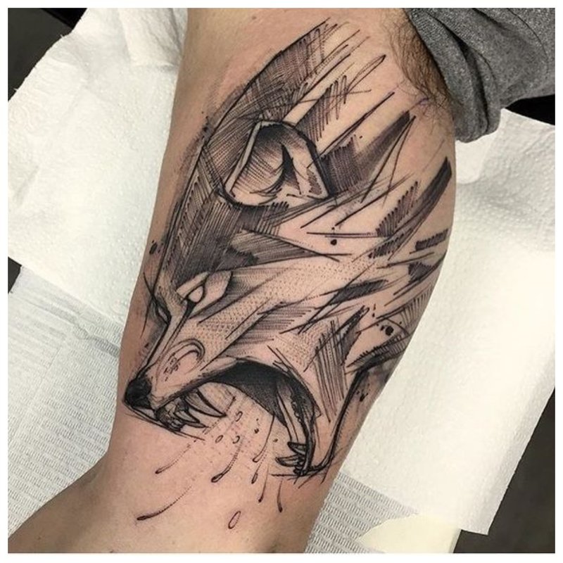 Wolfs mond - een tatoeage op het lichaam van een man