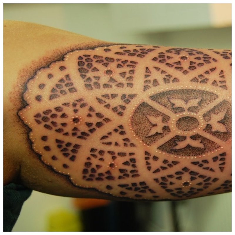 Okrągły tatuaż zrób to sam