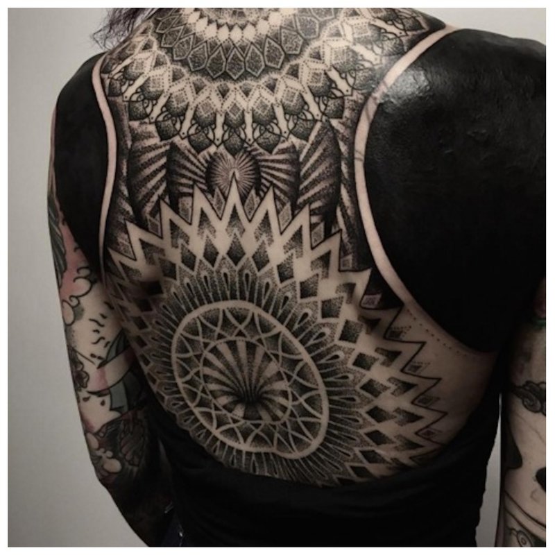 Tatuaj negru pe spate