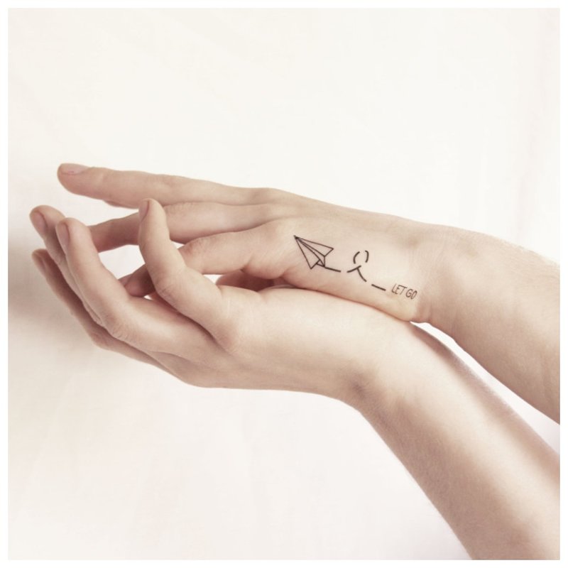 Tatuiruotės ranka užrašyta raidė