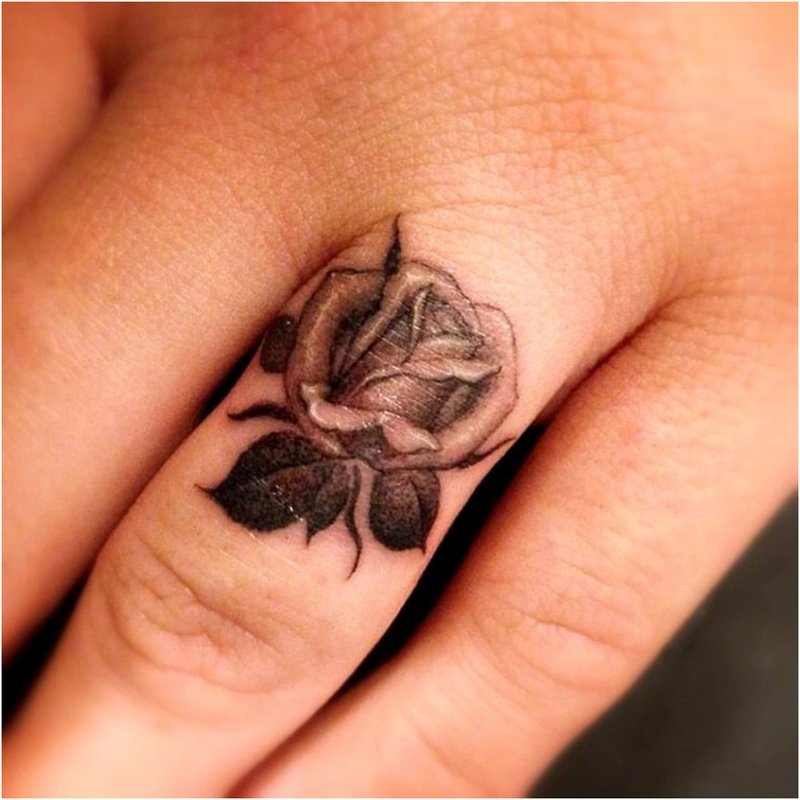 Rose tattoo op vinger