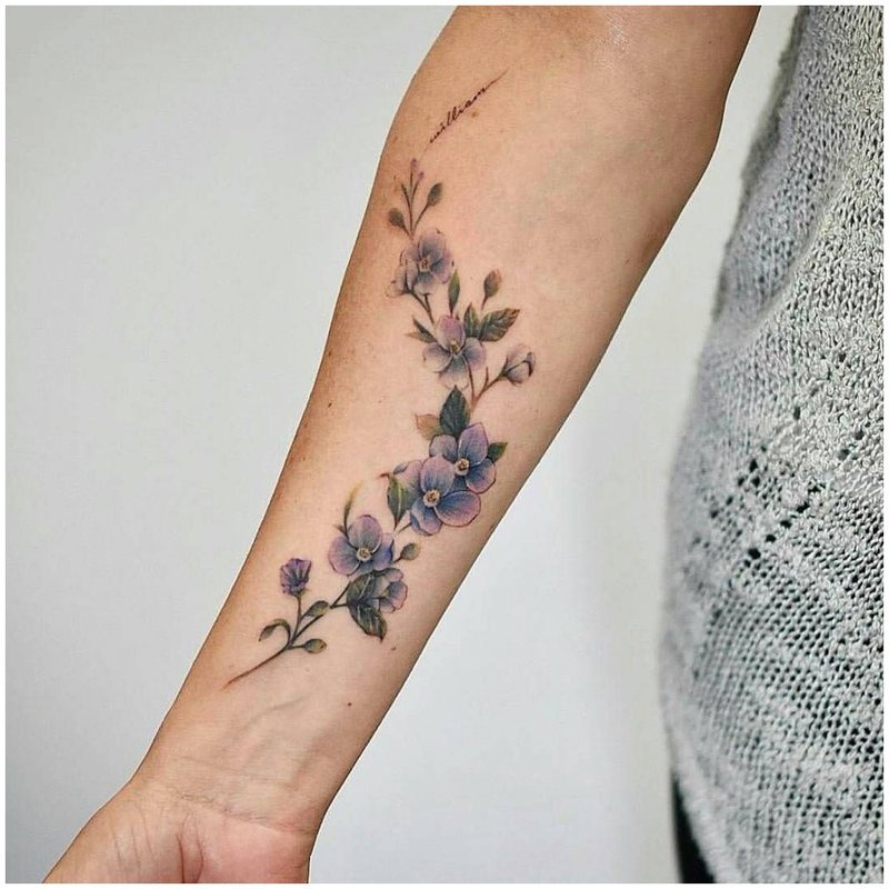 Czysty tatuaż z kwiatem na ramieniu