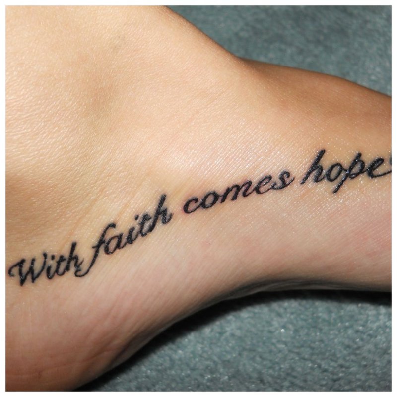 Frumoasă inscripție de tatuaj pe picior