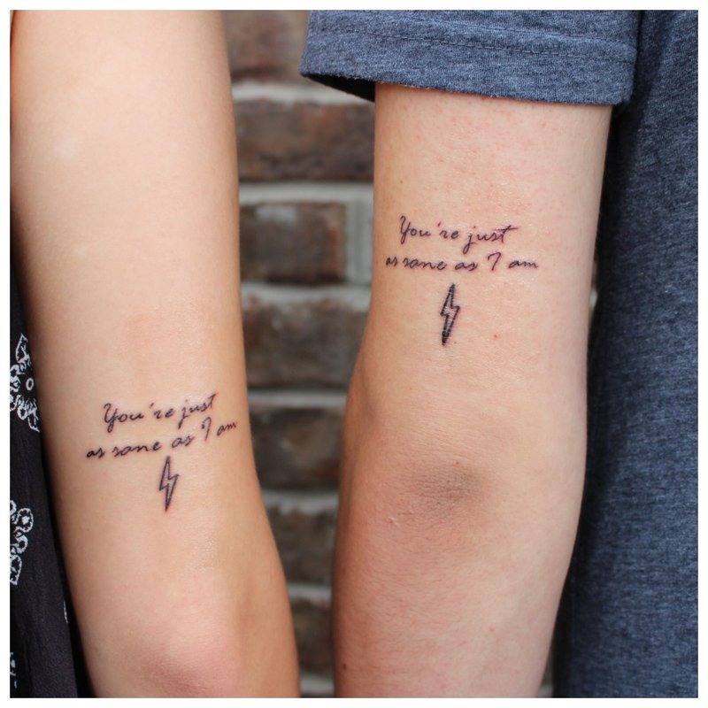 Tatuaj pe mâna soțului și soției