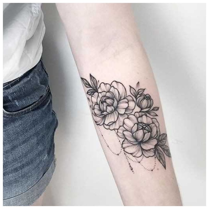 Dziewczyna z tatuażem na pełnym ramieniu