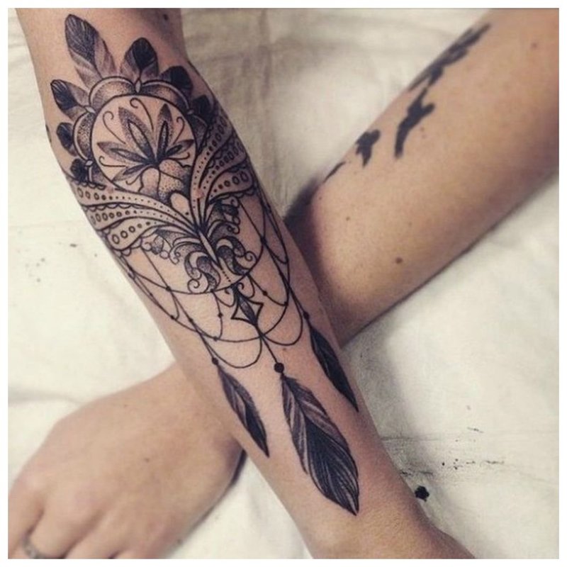 Tattoo omelet in de arm van een meisje