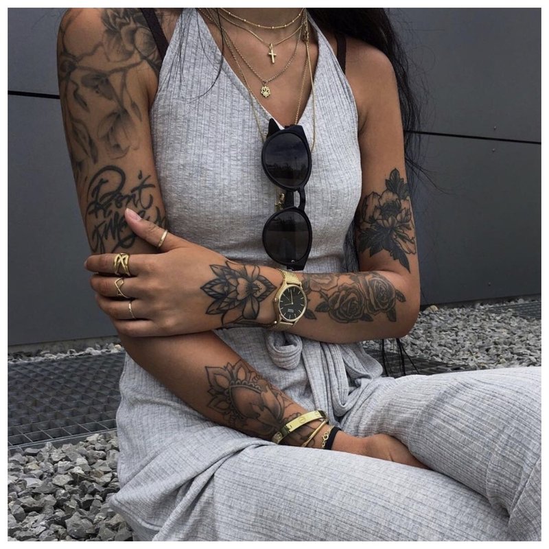Tatuiruotė ant merginos ant abiejų rankų