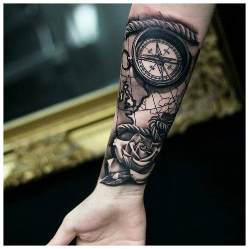 Tattoo man bij de hand