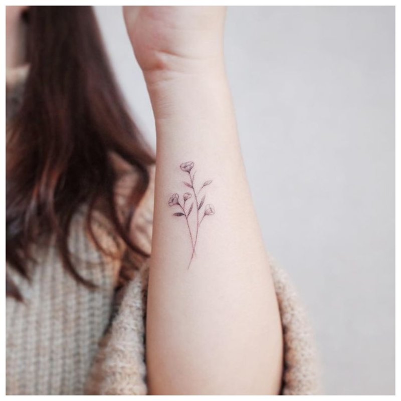 Tatouage de fleur tendre sur le bras