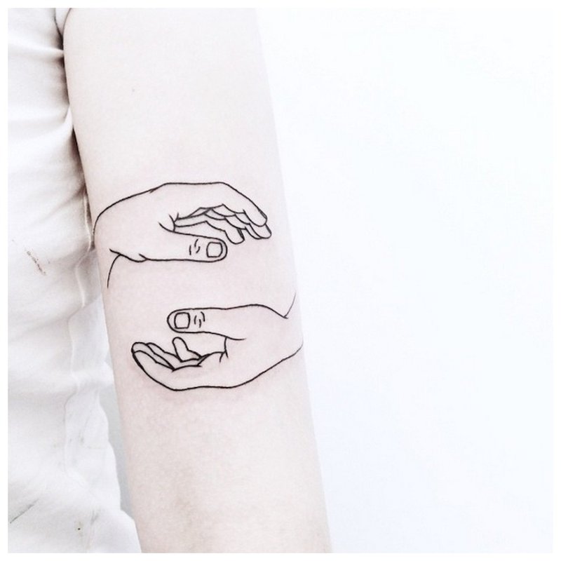 Tatuaj contur cu două brațe