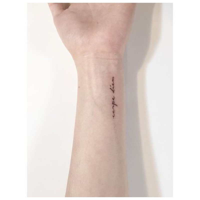 Gražus užrašo tatuiruotė ant riešo