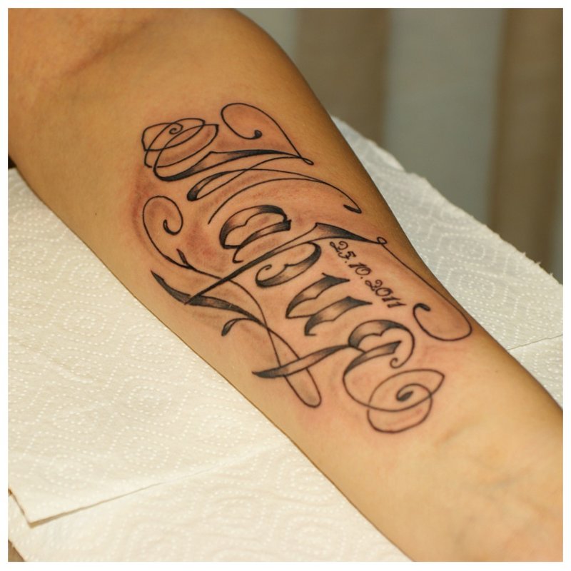 Klasikinis tatuiruotės užrašų šriftas.