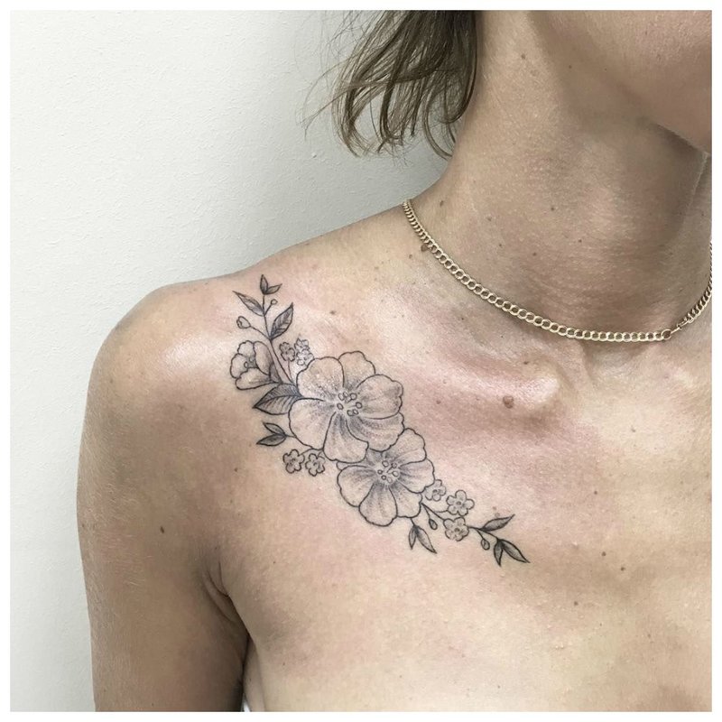 Gėlių tema už raktikaulio tatuiruotės