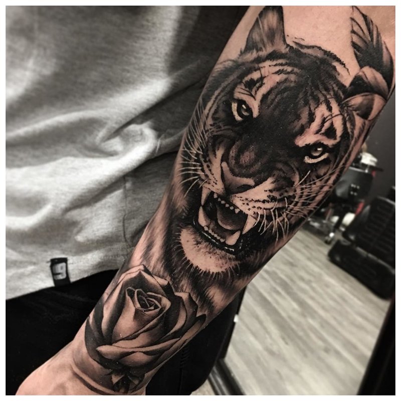 Zvieracie tetovanie na predlaktí človeka