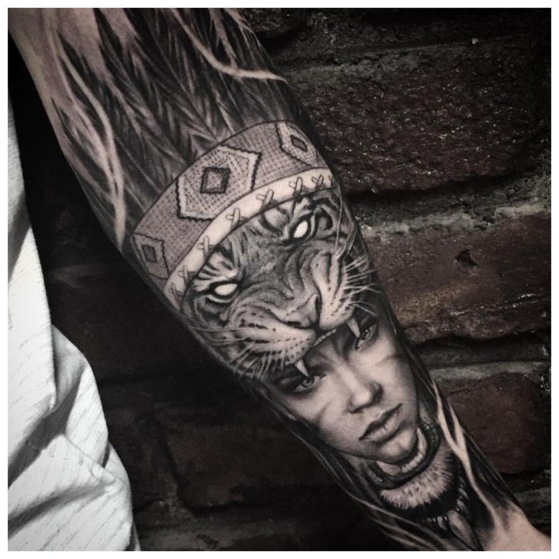 Jasny tatuaż na ramieniu mężczyzny