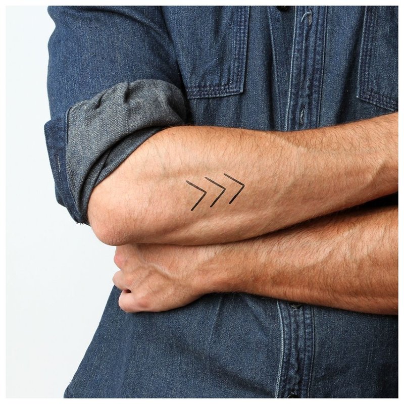Kleine tatoeage op de arm van een man