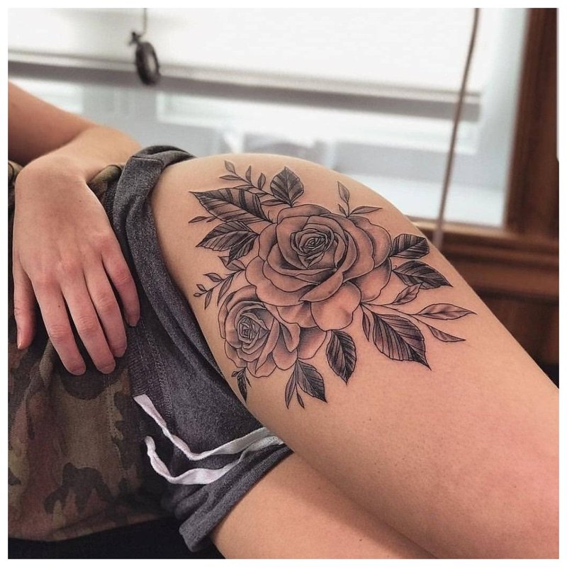 Floare mare - tatuajul șoldului unei fete