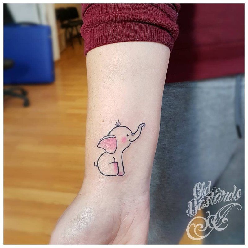 Gyvūno tatuiruotė ant merginos rankos