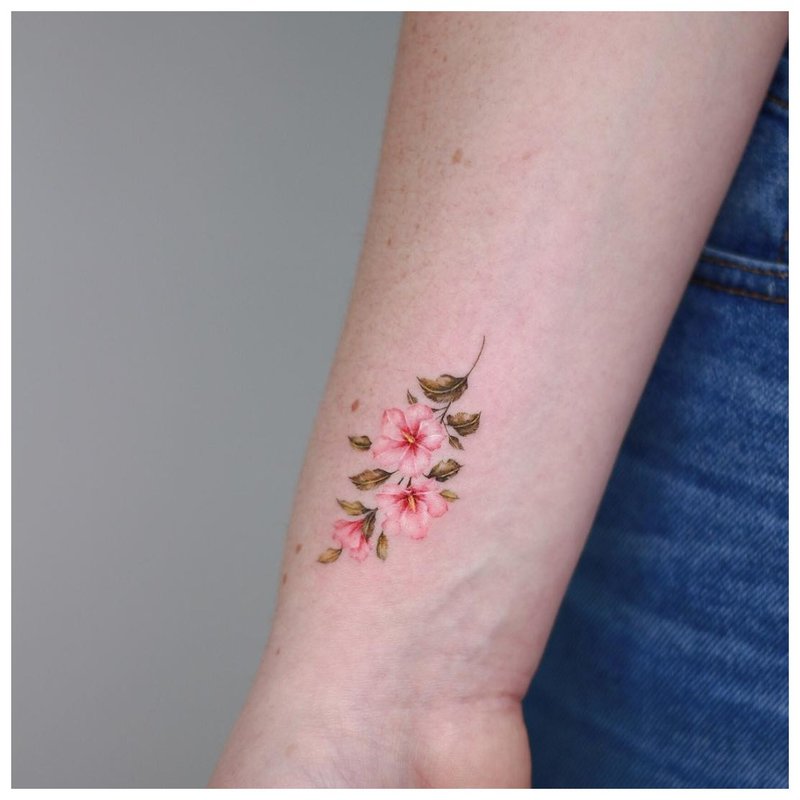 Květinové zápěstí tetování