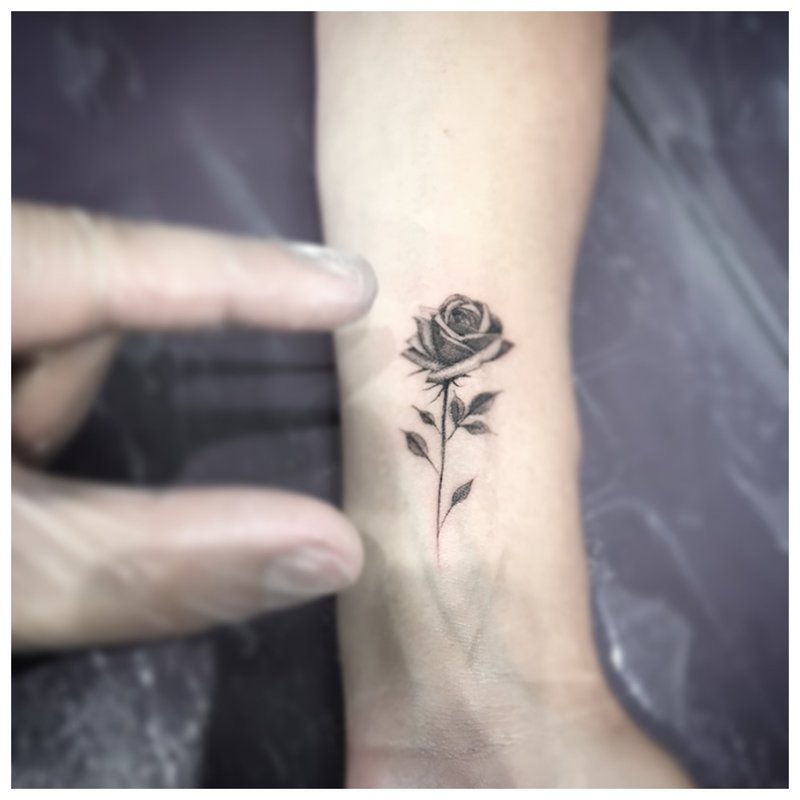 Malý květ - jemné tetování na zápěstí