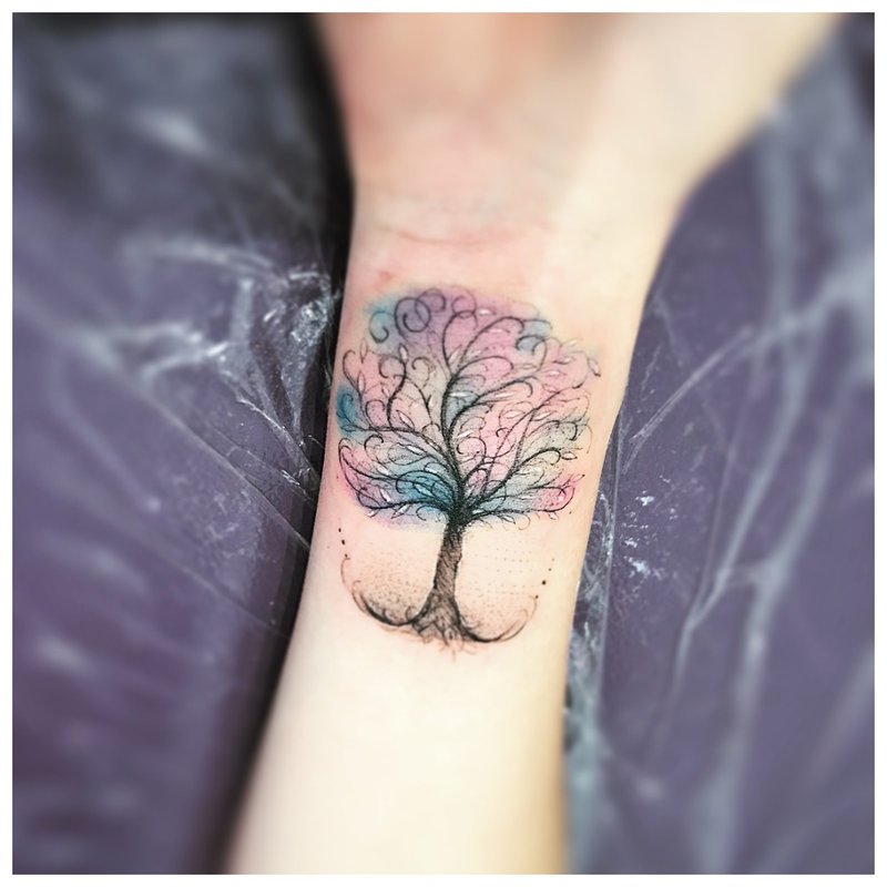 Oryginalne drzewo - tatuaż na nadgarstku