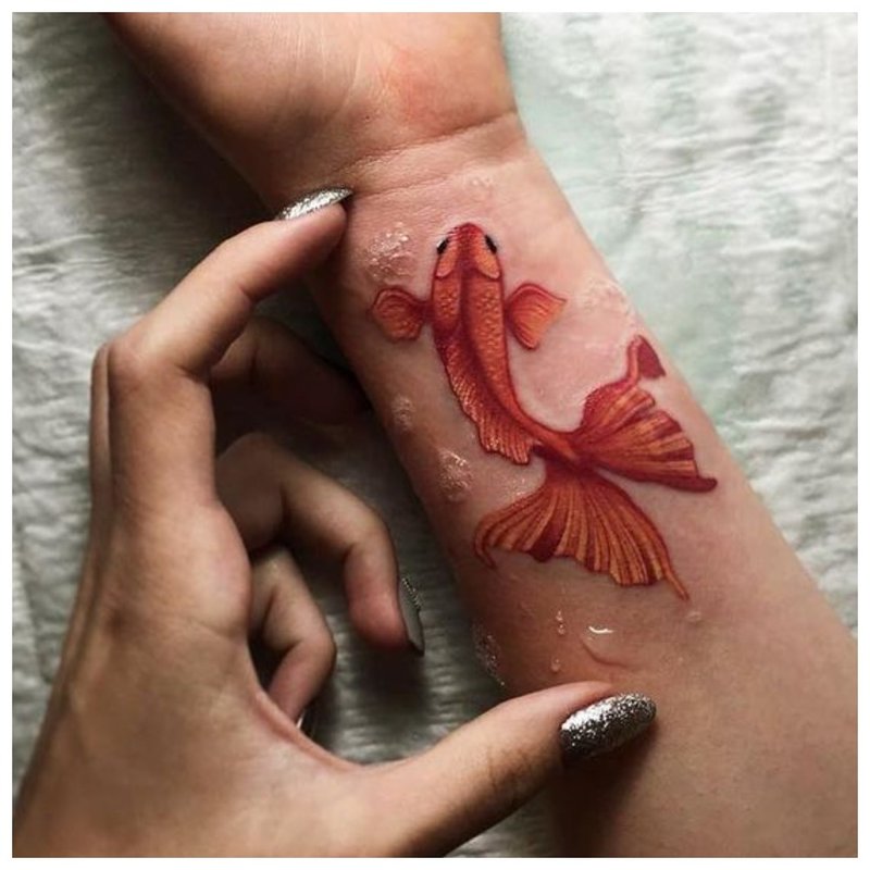 Ryba - tatuaż na nadgarstku