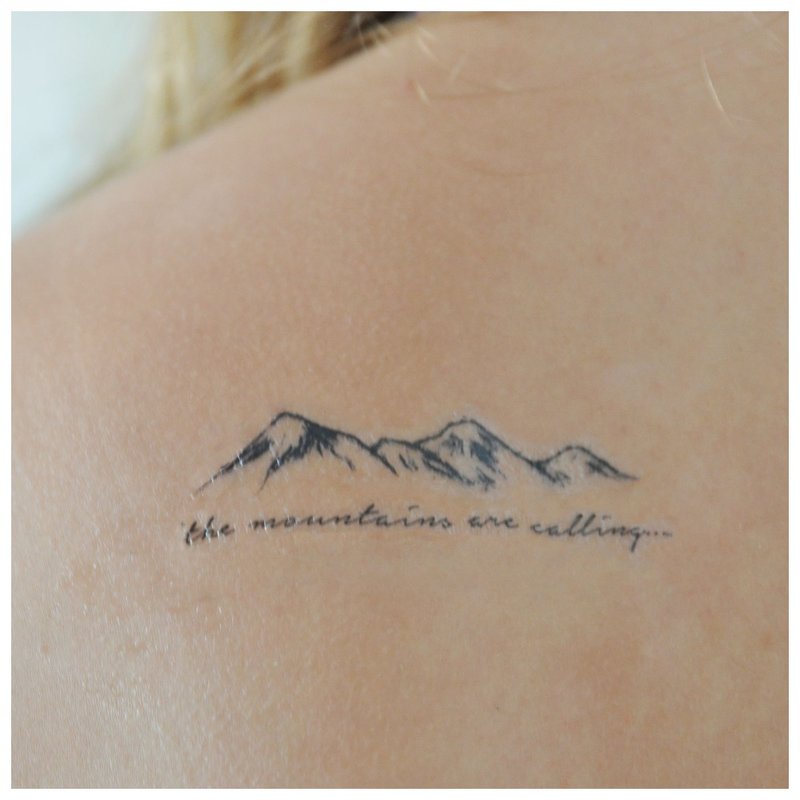 De inscriptie op de schouder van de tatoeage