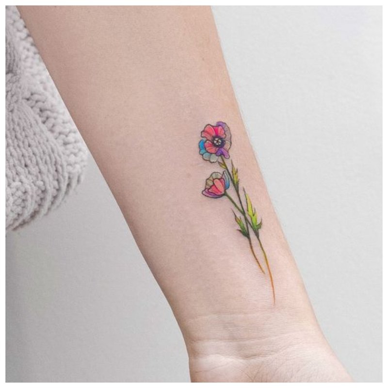 Blomst - tatovering for en jente
