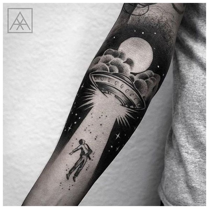 Svemirska tema za tetovažu