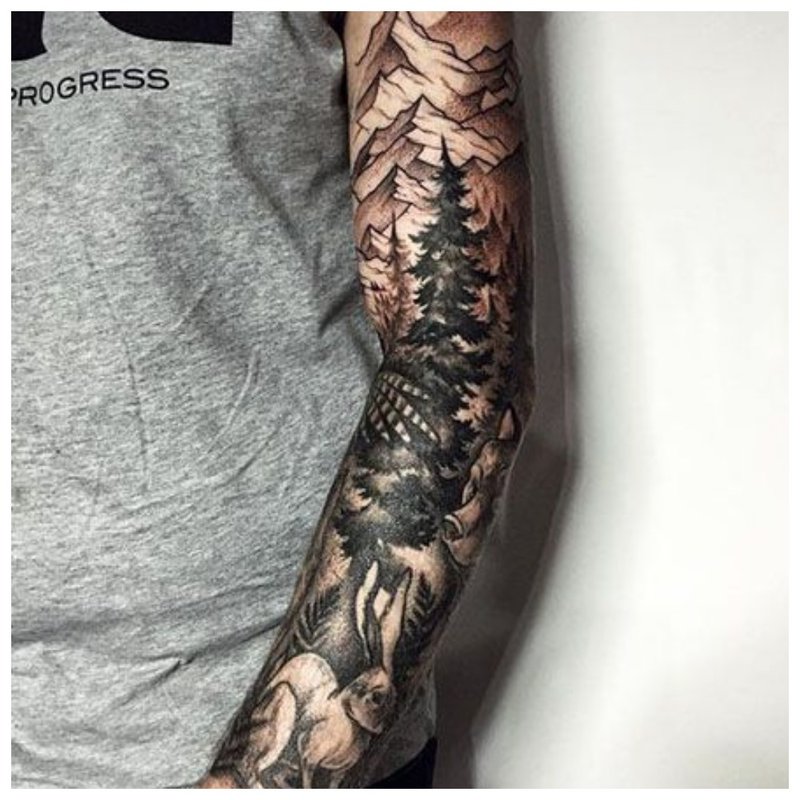 Tatuaż na ramię mężczyzny