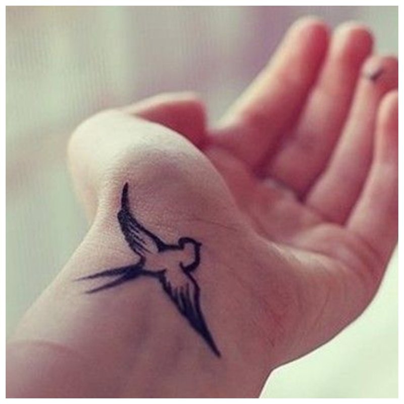 Înghițitură - tatuaj pe încheietura mâinii