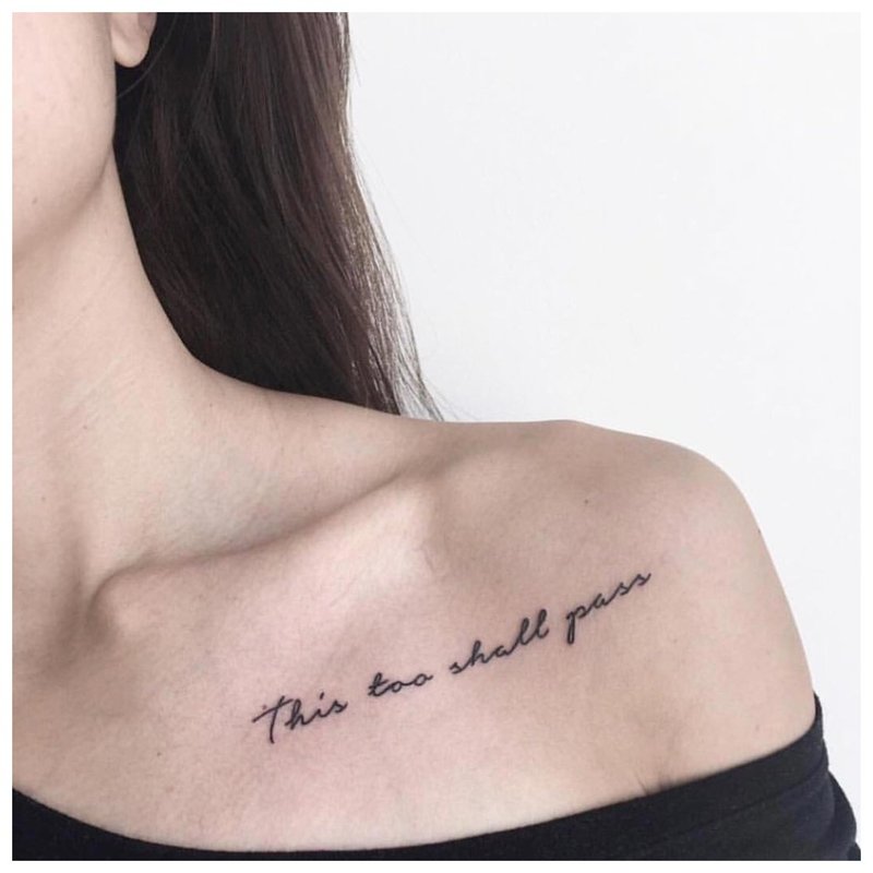 Phrase tattoo op de schouder