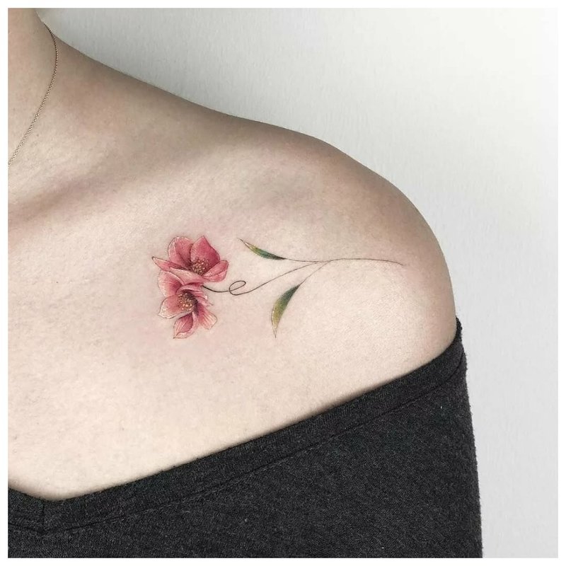 Motyw kwiatowy na tatuaż obojczyka