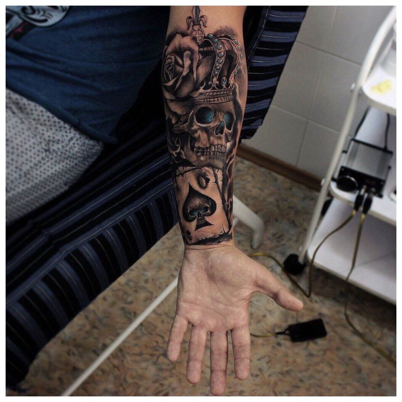 Oryginalny tatuaż na ramieniu mężczyzny