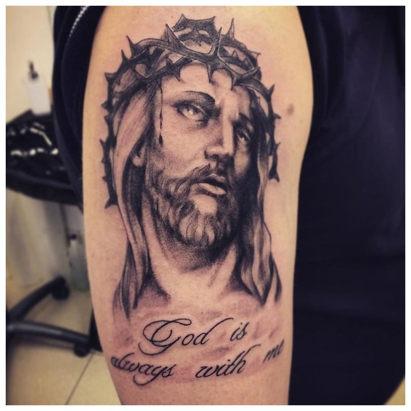 Napis na tatuażu z portretem Jezusa