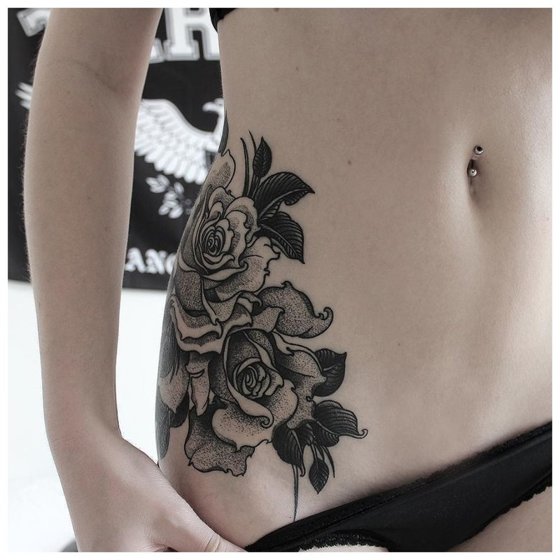 Veľké kvetinové tetovanie na bedre
