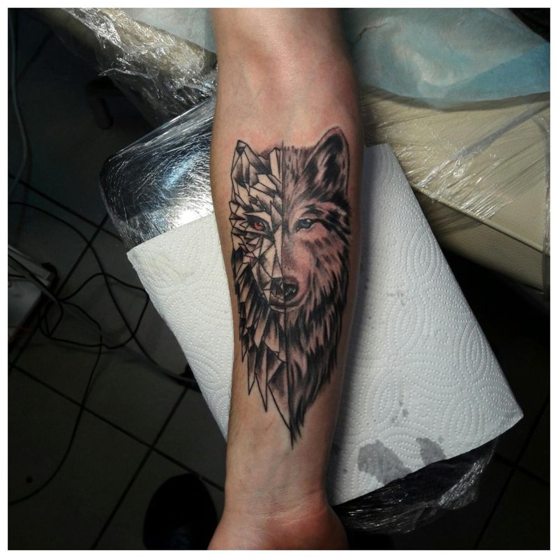 Originele tatoeage van een wolf op de arm van een man