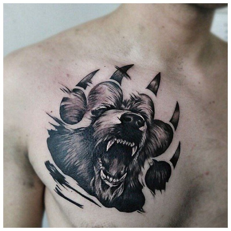 Лапата и устата на Вълк - мъжка татуировка на гърдите