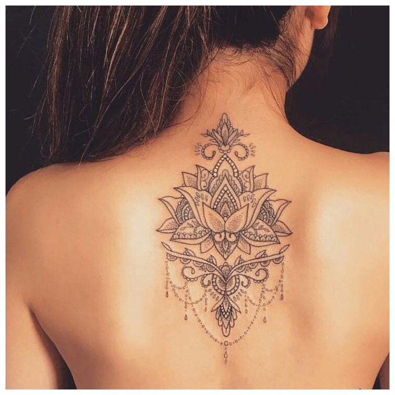 Tatuaj oriental la spate