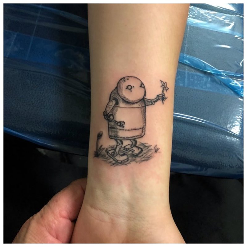 Alien - tatuaż na nadgarstek