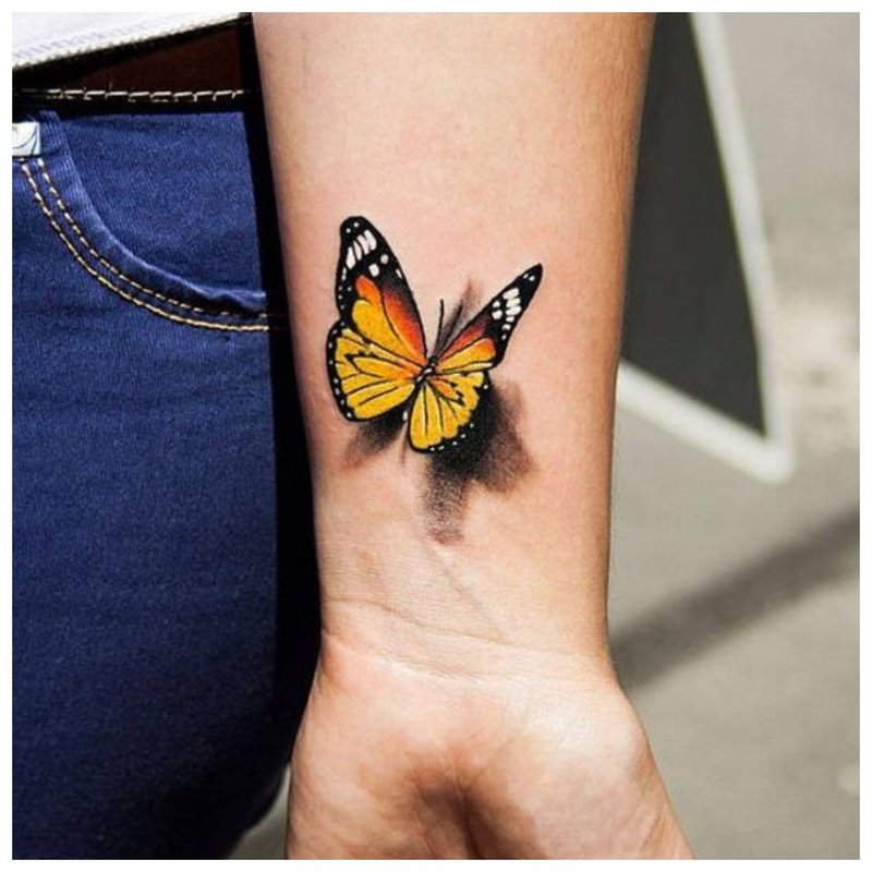 Пеперуда - татуировка върху китката на момиче