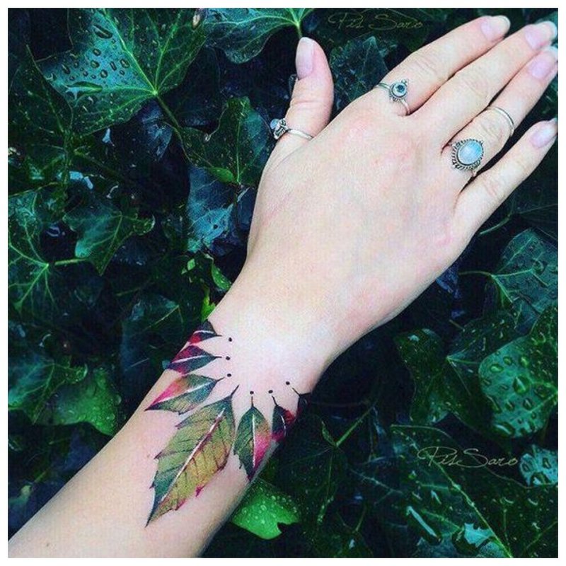 Голяма татуировка с ръка на цветя