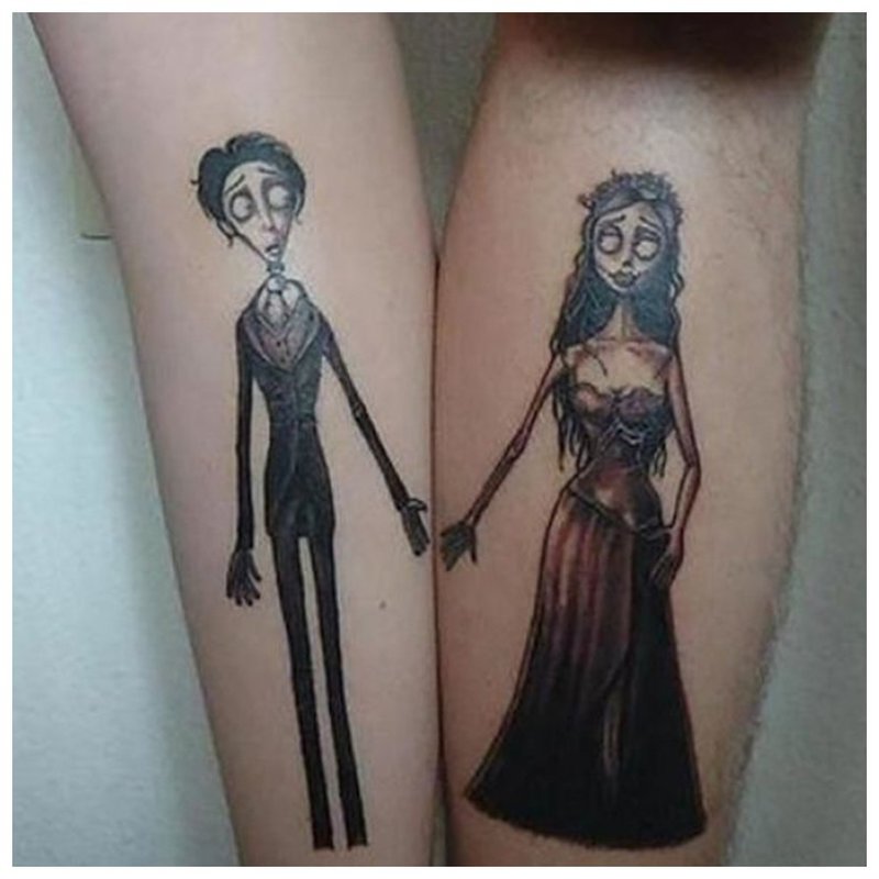 Pora tatuiruotė ant įsimylėjėlių rankų