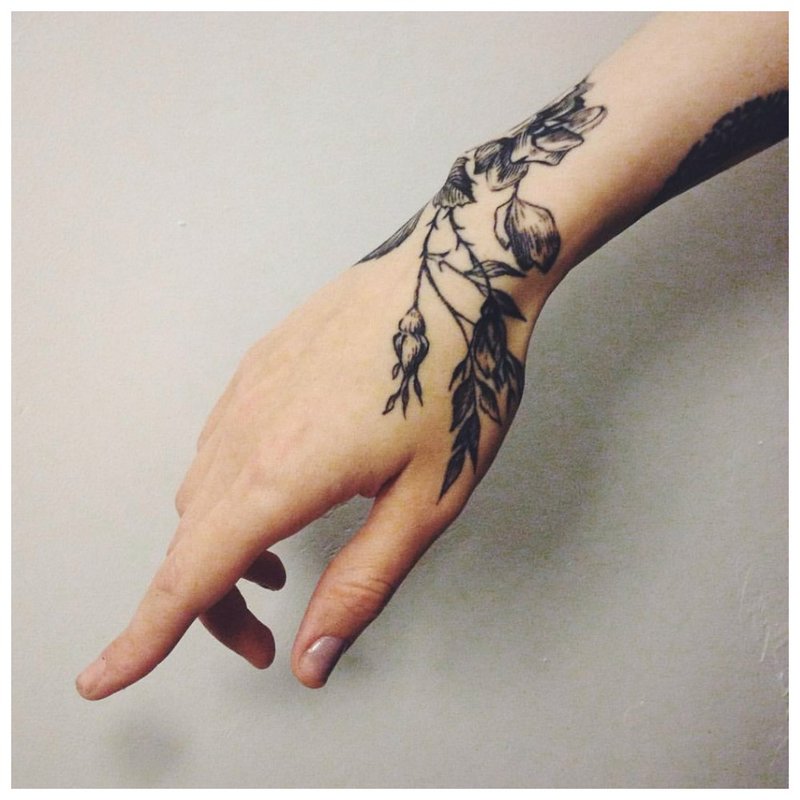 Bloemen bij de hand - tattoo