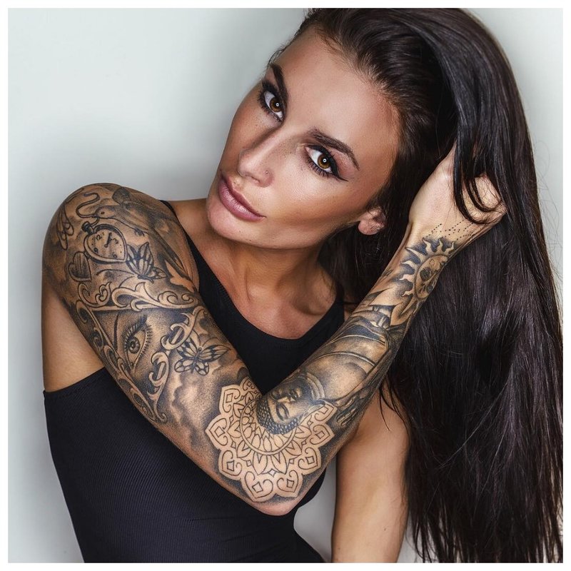 Girl's volledige arm tattoo